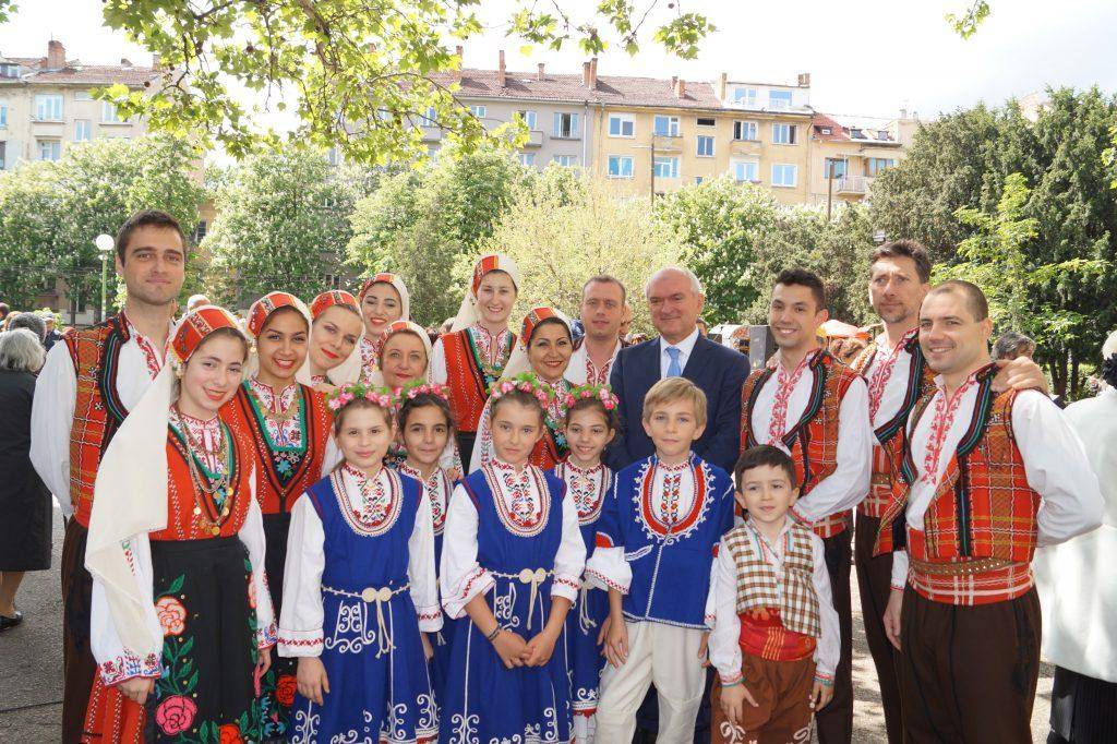 Фолклорен танцов ансамбъл Жар